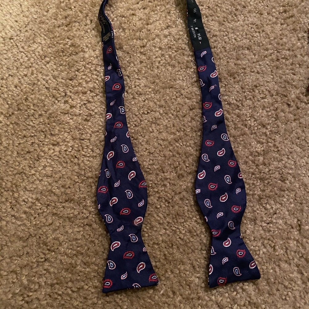 Adjustable unisex bow ties. Very easy to tie.